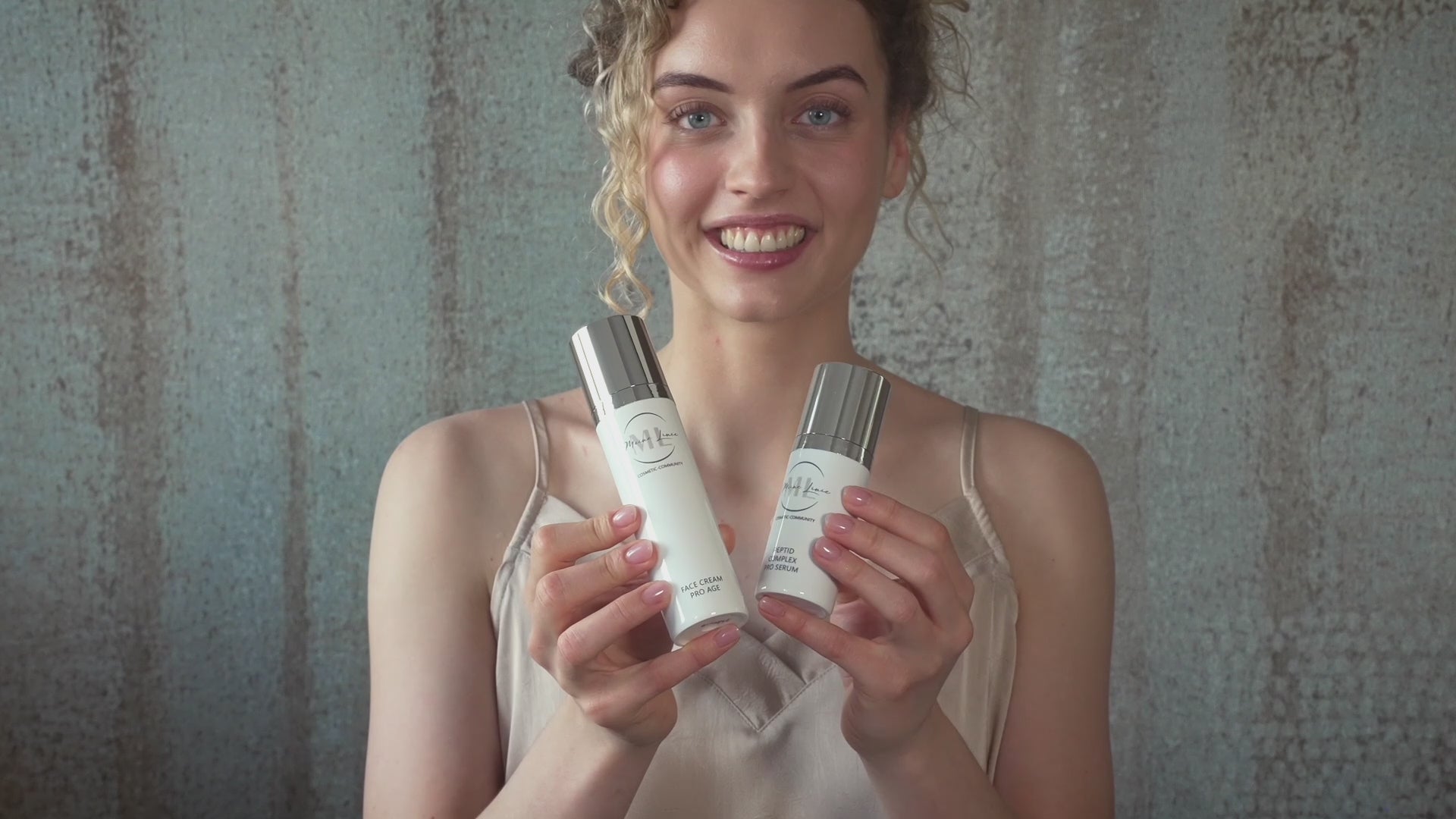 Video zur Anwendung der Face Cream Pro Age von Meine Linie. Das Model präsentiert die Gesichtscreme, gibt sie auf den Handrücken und verteilt sie anschließend gleichmäßig im Gesicht.