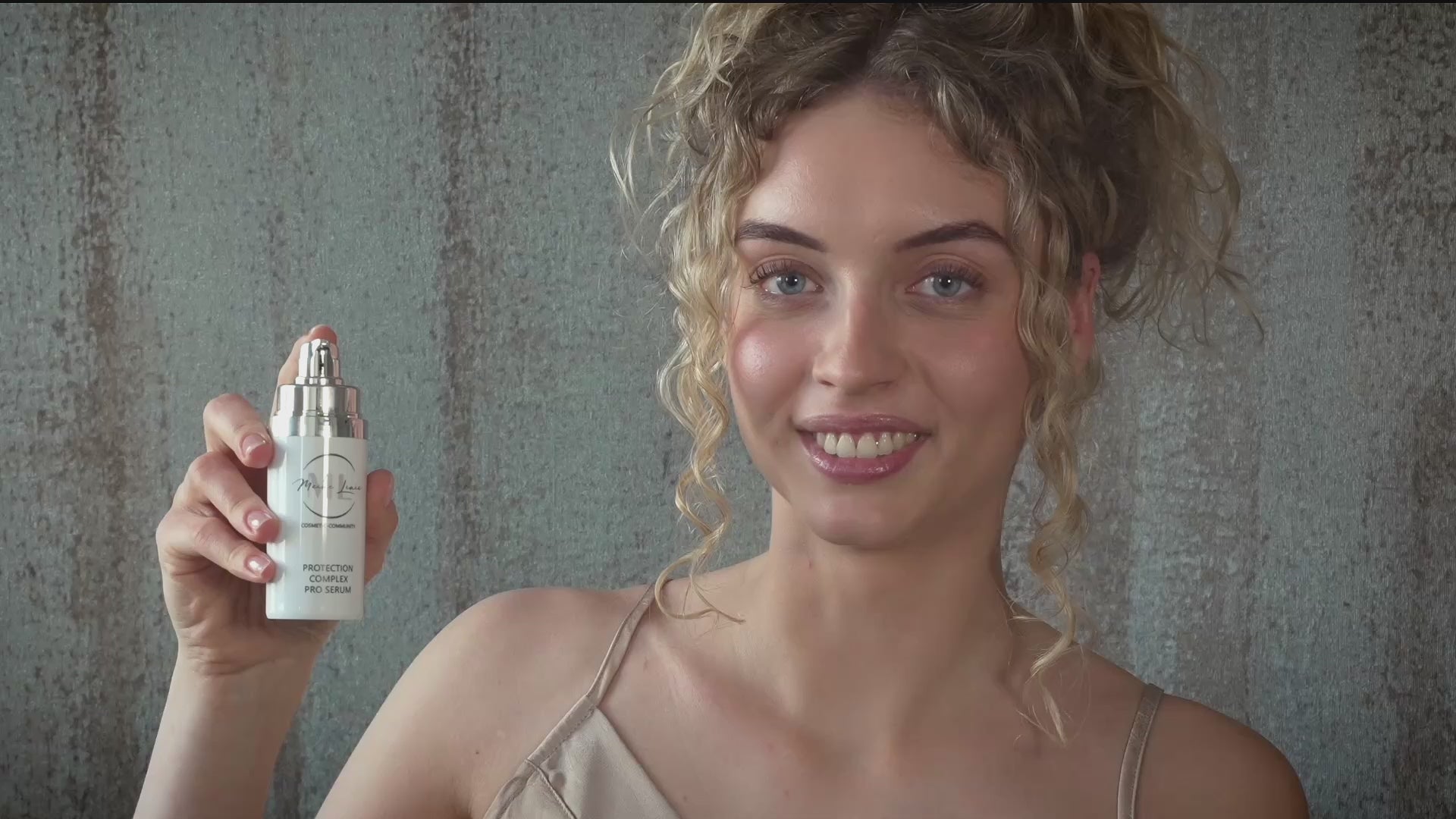 Model demonstriert die Anwendung und die leichte, schnell einziehende Textur des Protection Complex Pro Serums von Meine Linie.